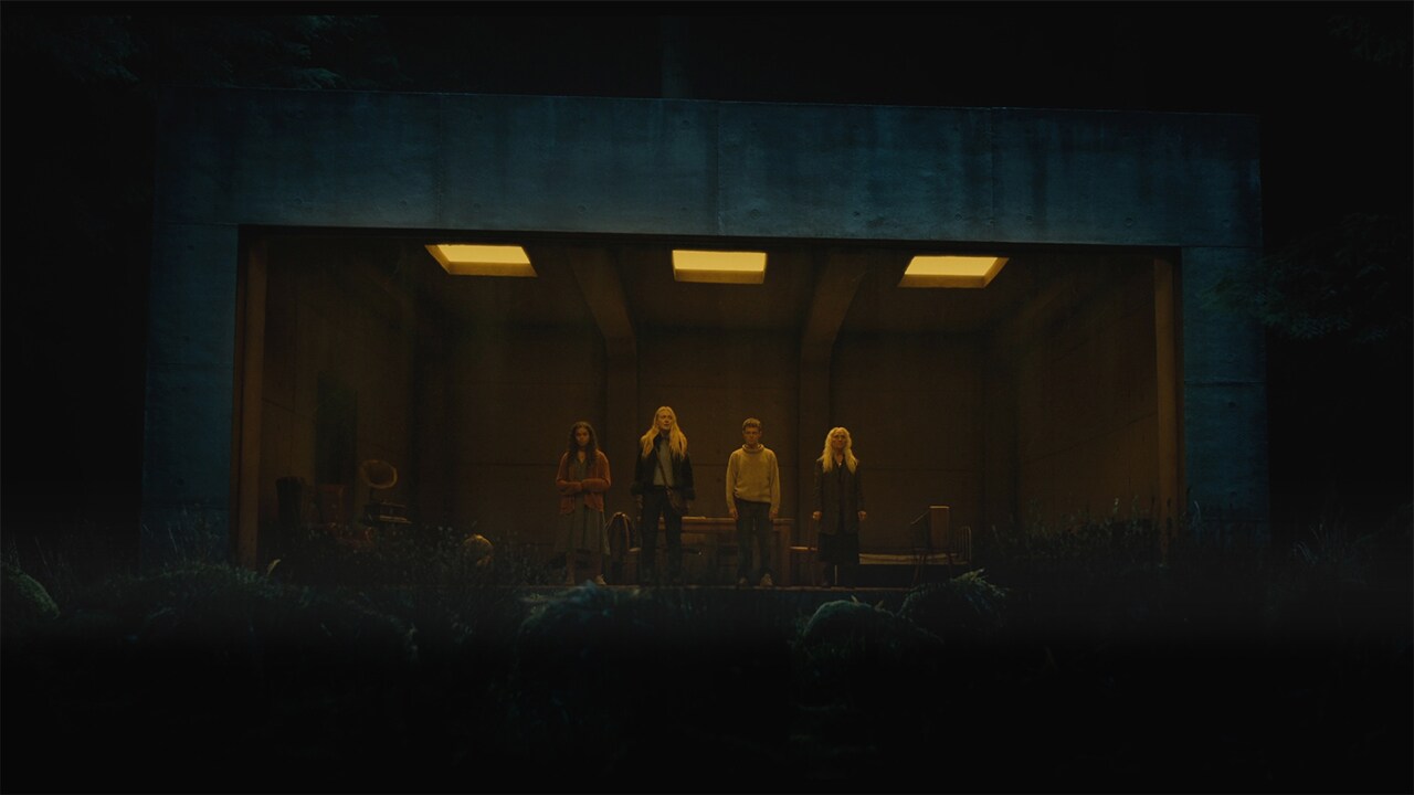 M・ナイト・シャマランと娘イシャナが贈る“覗き見”ホラー、主演はダコタ・ファニング