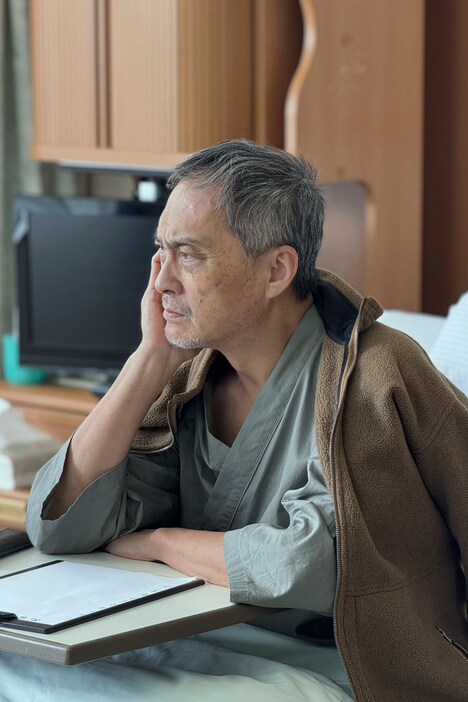 成瀬翔を演じる渡辺謙。