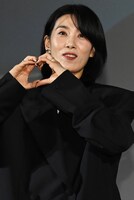 観客に向け、手でハートマークを作るキム・ソヒョン。
