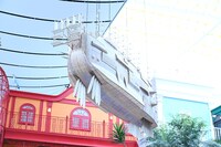 「ジブリの大倉庫」中央階段に浮かぶ「空飛ぶ巨大な船」。