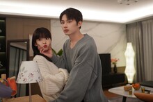 中国ドラマ「独占おとぎ話」より、左からジャン・ミアオイー（張淼怡）演じるシアオ・トゥー、JUN（SEVENTEEN）演じるリン・チャオ。