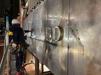 旧テアトル梅田の外壁サインを撤去している様子。