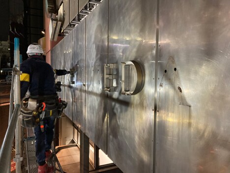 旧テアトル梅田の外壁サインを撤去している様子。