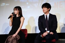 左から森七菜、坂口健太郎。