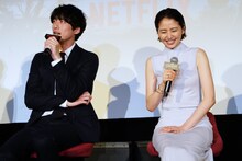 左から坂口健太郎、長澤まさみ。