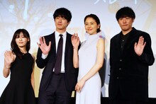 左から森七菜、坂口健太郎、長澤まさみ、藤井道人。