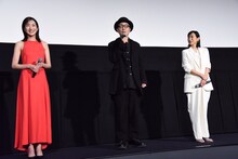 左から高梨臨、リリー・フランキー、木村多江。