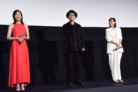左から高梨臨、リリー・フランキー、木村多江。