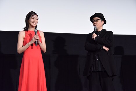 左から高梨臨、リリー・フランキー。