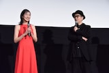 左から高梨臨、リリー・フランキー。