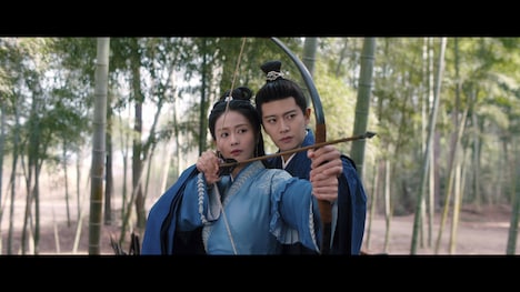 中国ドラマ「美人骨～前編：周生如故～」より、左からバイ・ルー（白鹿）演じる漼時宜（ツイ・シーイー）、アレン・レン（任嘉倫）演じる周生辰（ジョウション・チェン）。