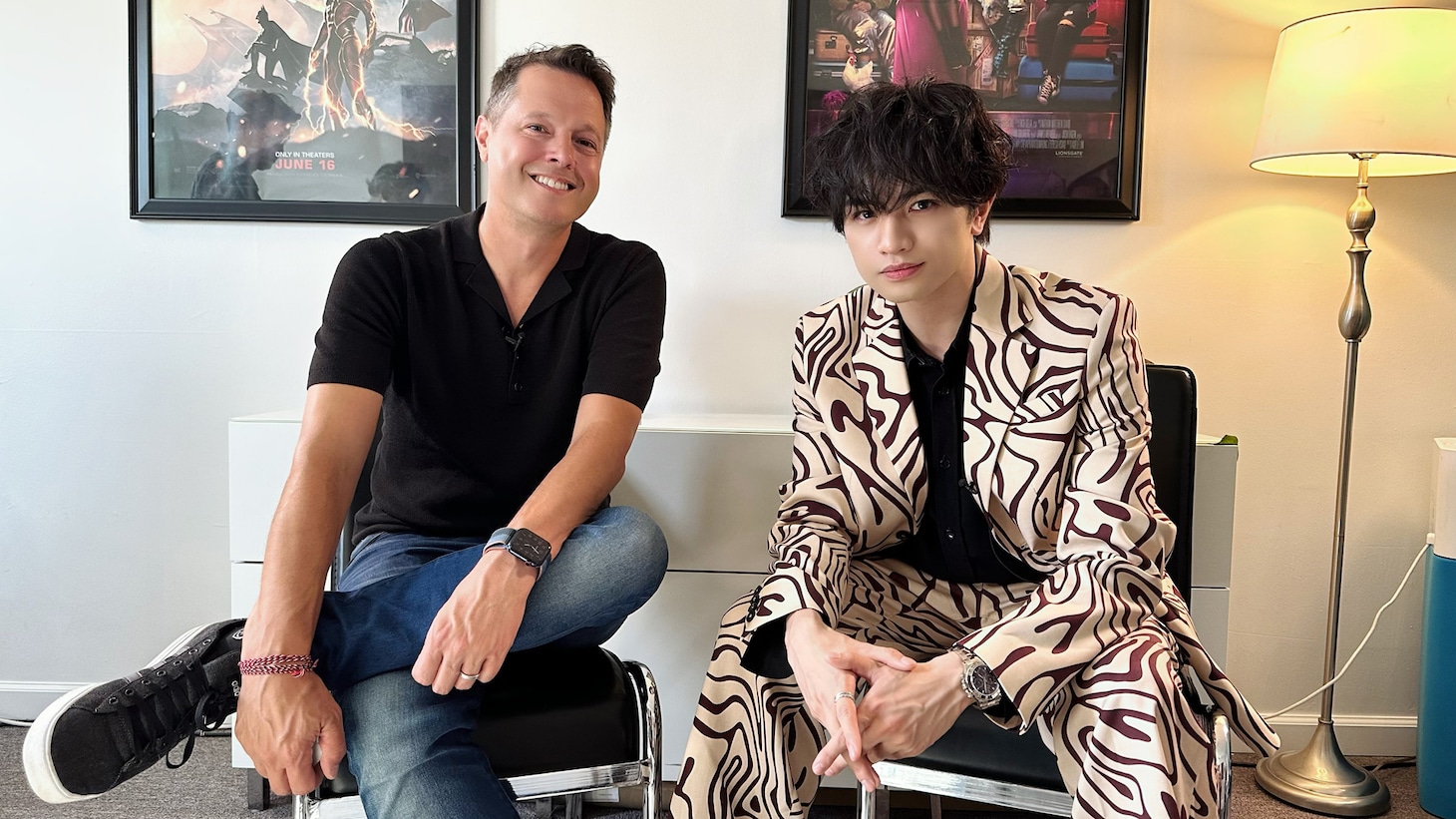 左からリッチ・デリア、中島健人。