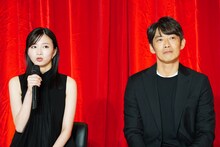 左から岡崎紗絵、反町隆史。