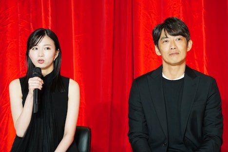 左から岡崎紗絵、反町隆史。