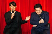 左から反町隆史、小手伸也。
