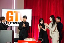 キャスト陣が山崎裕太の誕生日を祝う場面。