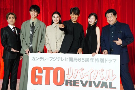 ドラマ「GTOリバイバル」制作発表の様子。左から山崎裕太、日向亘、八木莉可子、反町隆史、岡崎紗絵、小手伸也。