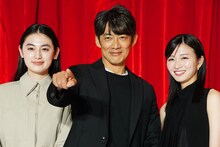 左から八木莉可子、反町隆史、岡崎紗絵。