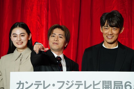 左から八木莉可子、山崎裕太、反町隆史。