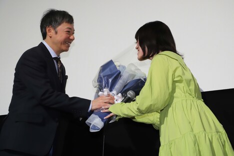 板尾創路(左)から花束を受け取る宮嶋風花(右)。