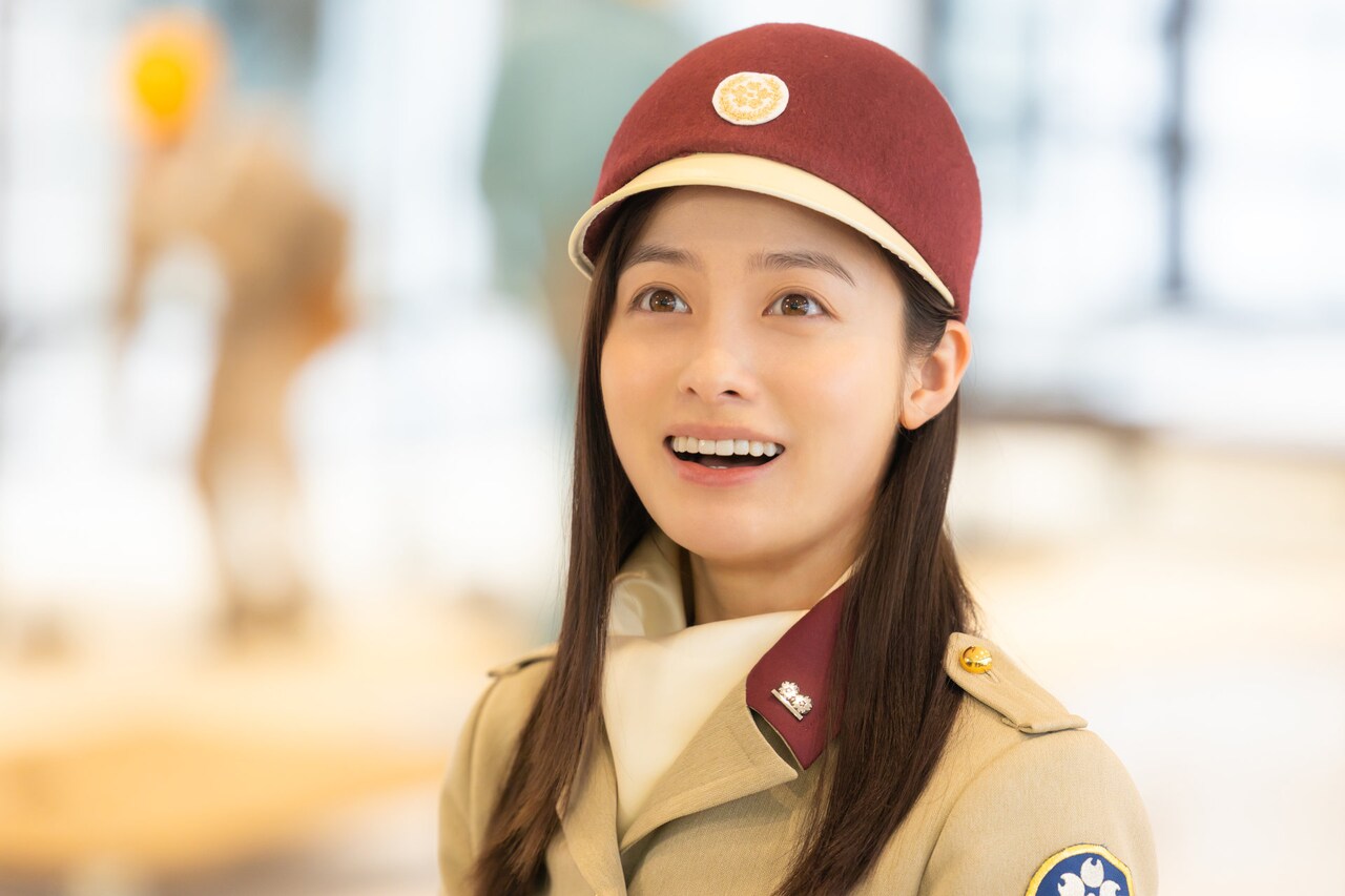 橋本環奈主演「万博の太陽」の新写真解禁、飯豊まりえ・大原優乃らのコンパニオン姿も