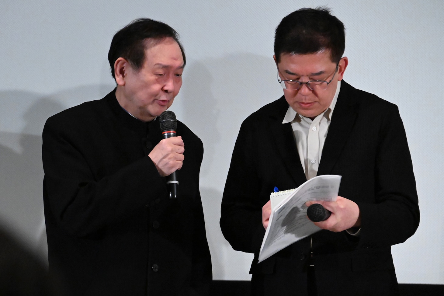 左からユー・ウェイチェン（余為政）、通訳のサミュエル周。