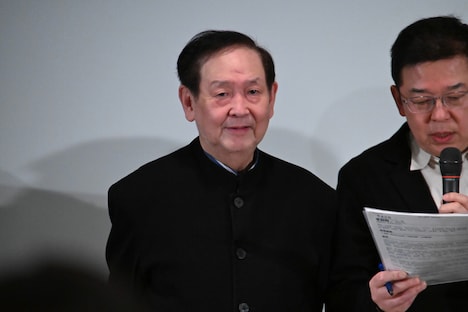 左からユー・ウェイチェン（余為政）、通訳のサミュエル周。