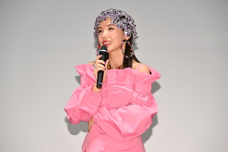 「撮影/鏑木真一」を監督した仲里依紗。