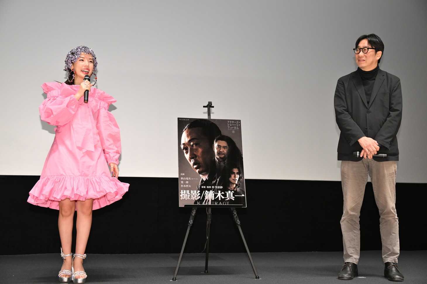 左から仲里依紗、プロデューサーの射場好昭。