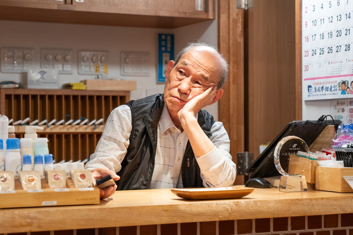 「此処だけの話」場面写真