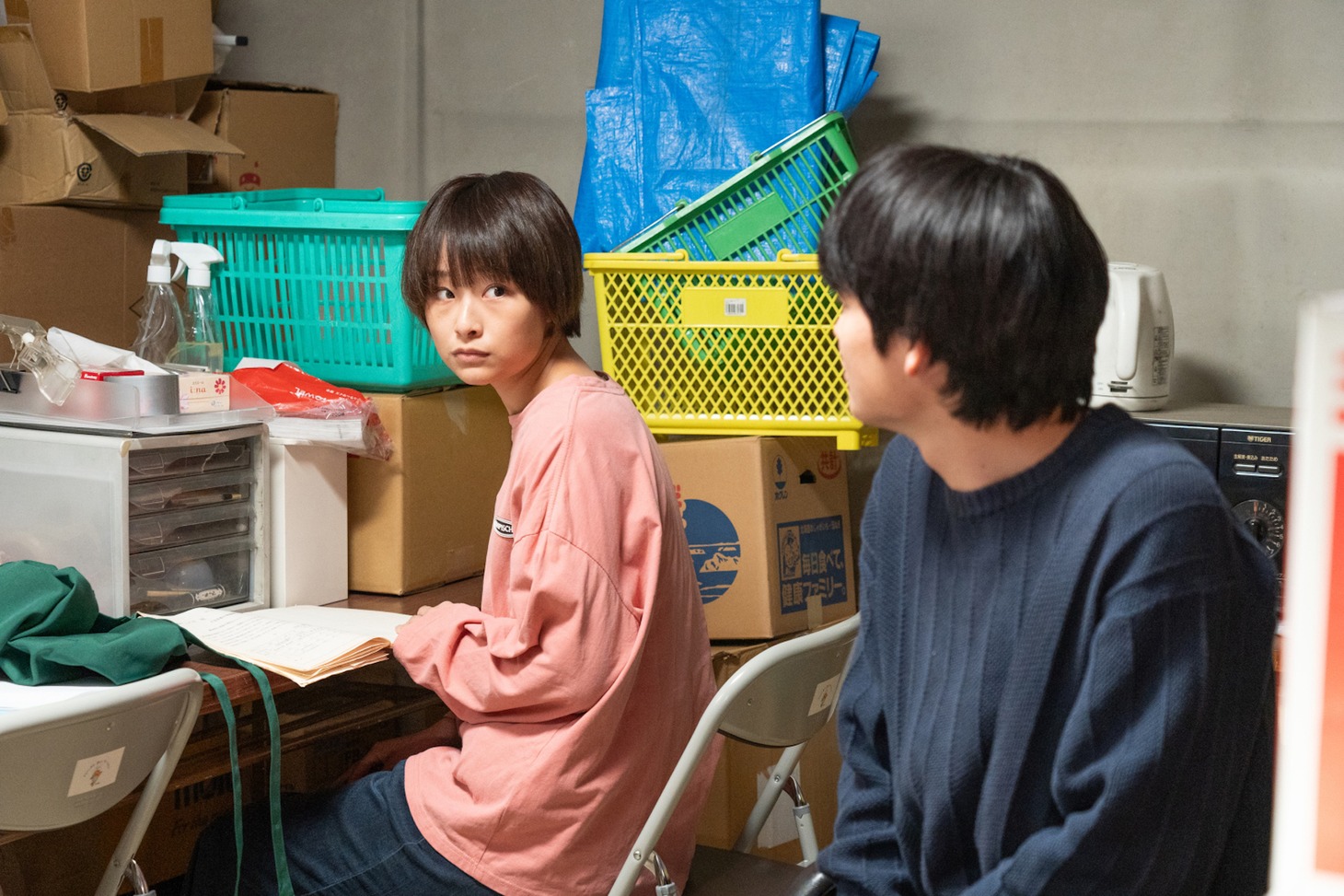 「此処だけの話」場面写真