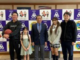 沖縄市長を表敬訪問した「こざんちゅ」のキャスト・監督。左から川田広樹、杏凪、桑江朝千夫、横田未来、大橋孝史。