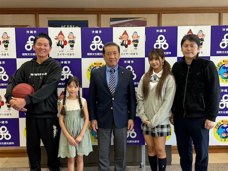 沖縄市長を表敬訪問した「こざんちゅ」のキャスト・監督。左から川田広樹、杏凪、桑江朝千夫、横田未来、大橋孝史。