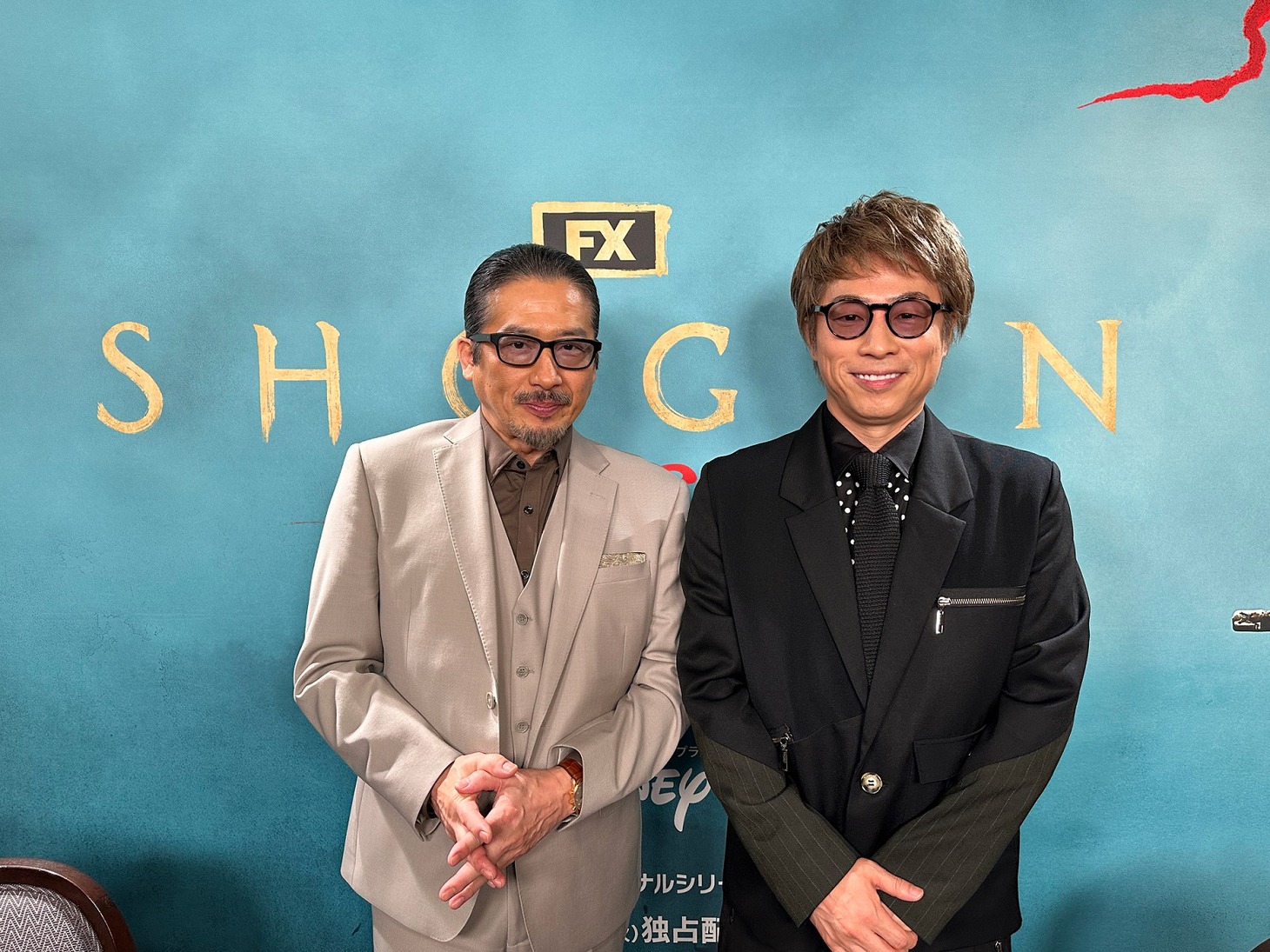 左から真田広之、田村淳。