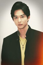 宝来隼人役の鈴木仁。