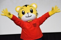 観客1人ひとりに、丁寧にファンサービスをするしまじろう。