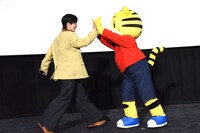 ハイタッチで再会を喜ぶ、しまじろう（右）と木全翔也（左）。