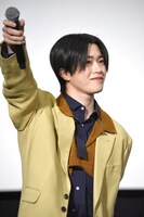 「こんにちはー！」と挨拶し、客席にマイクを向ける木全翔也。