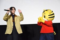 客席に手を振る木全翔也（左）。右はしまじろう。