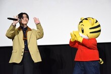 客席に手を振る木全翔也（左）。右はしまじろう。