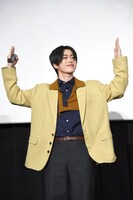 “ロボロボダンス”を踊る木全翔也。