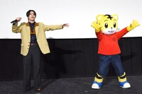 “ロボロボダンス”を踊るしまじろう（右）と木全翔也（左）。