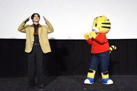 “ロボロボダンス”を踊る木全翔也（左）を応援するしまじろう（右）。