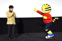 木全翔也（左）のもとに駆け寄るしまじろう（右）。