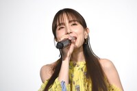 主題歌「まあるい気持ち feat.May J.」を歌うMay J.。