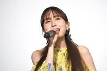 主題歌「まあるい気持ち feat.May J.」を歌うMay J.。