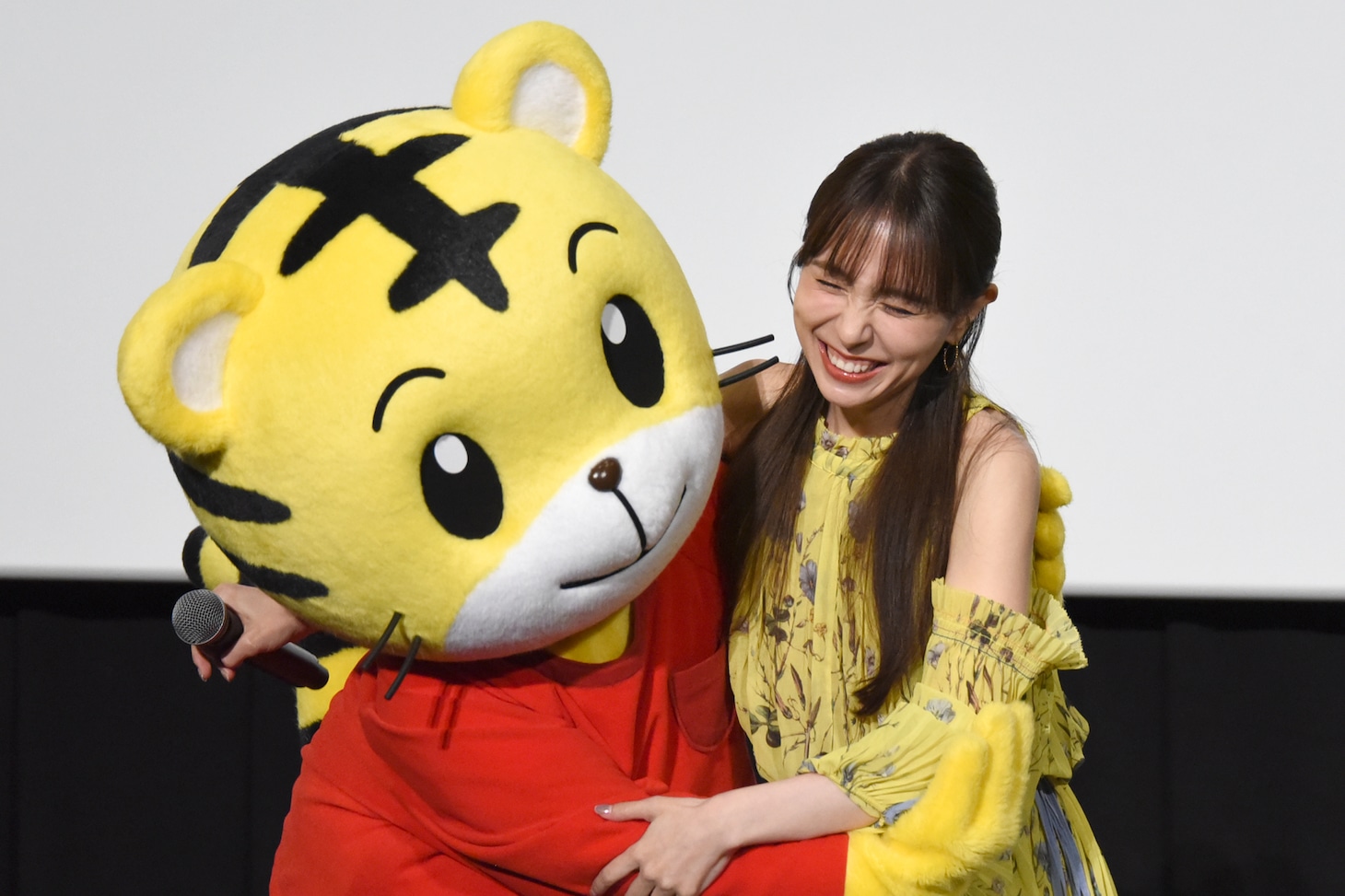 ハグをするしまじろう（左）とMay J.（右）。