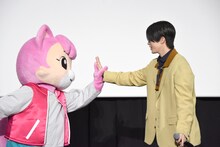 にゃっきい（左）をハイタッチで歓迎する木全翔也（右）。