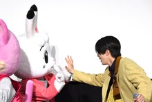 みみりん（左）と笑顔でハイタッチをする木全翔也（右）。