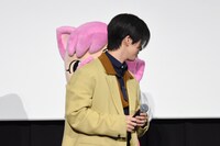 木全翔也（手前）の肩をたたき、静かにアピールをしていたにゃっきい（奥）。